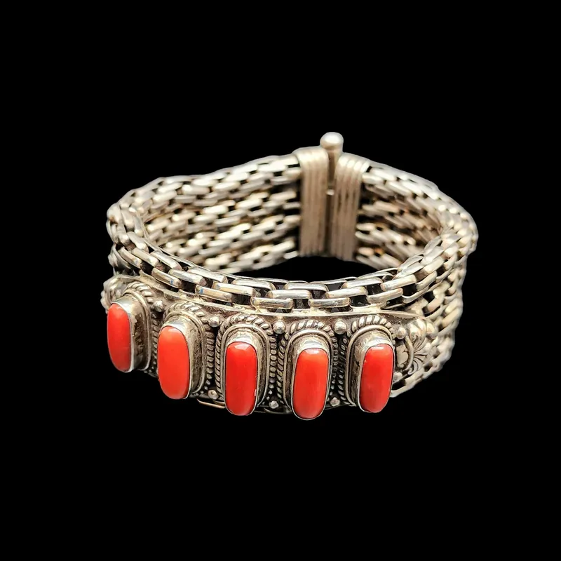 Bracelet en argent avec un design à cinq pierres