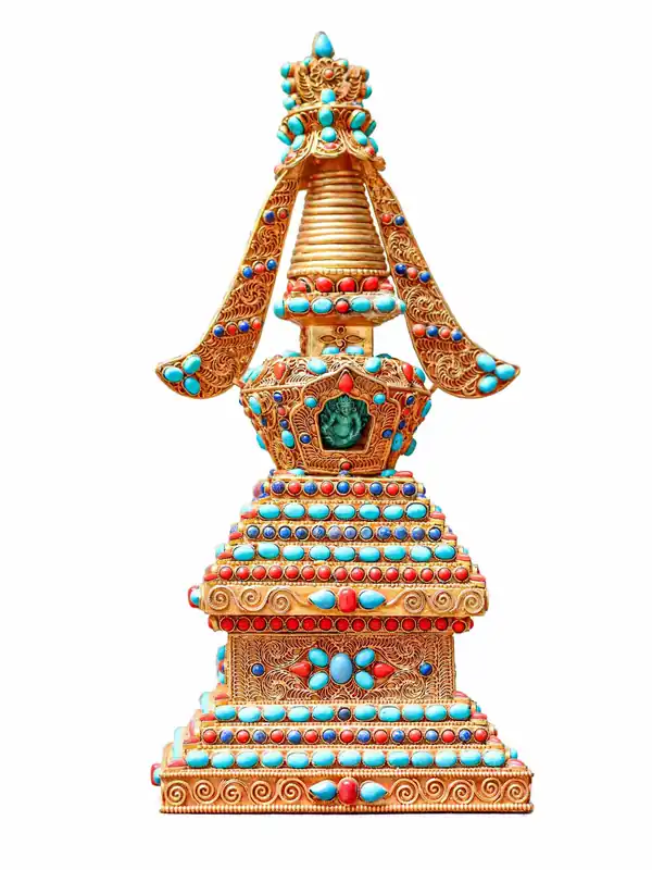 Stupa bouddhiste avec détails en pierre plaquée or