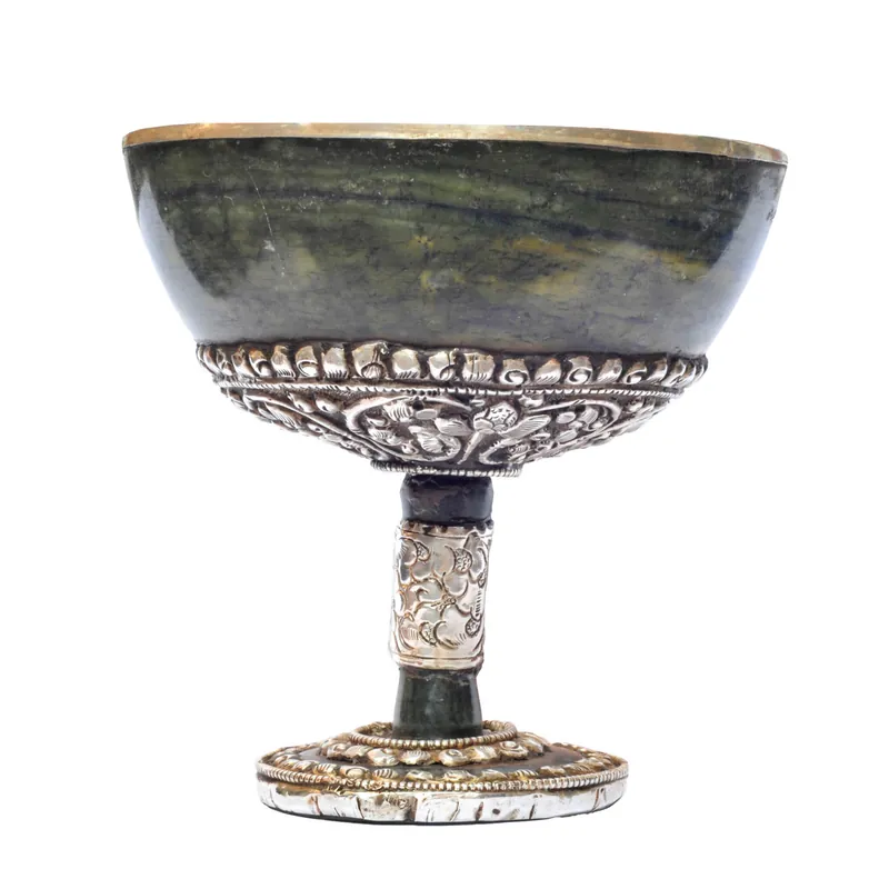 Coupe en argent pour le vin d’ambre avec incrustation en jade