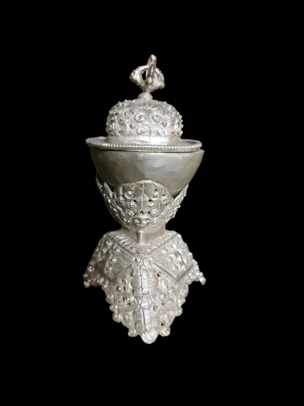 Kapal en cuivre plaqué argent pour rituels de Vajrayana