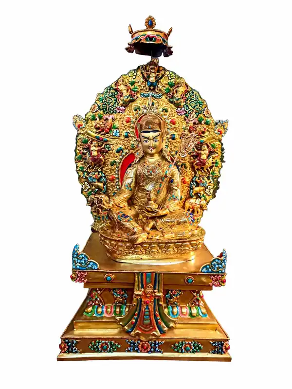 Statue de Padmasambhava sur un trône orné