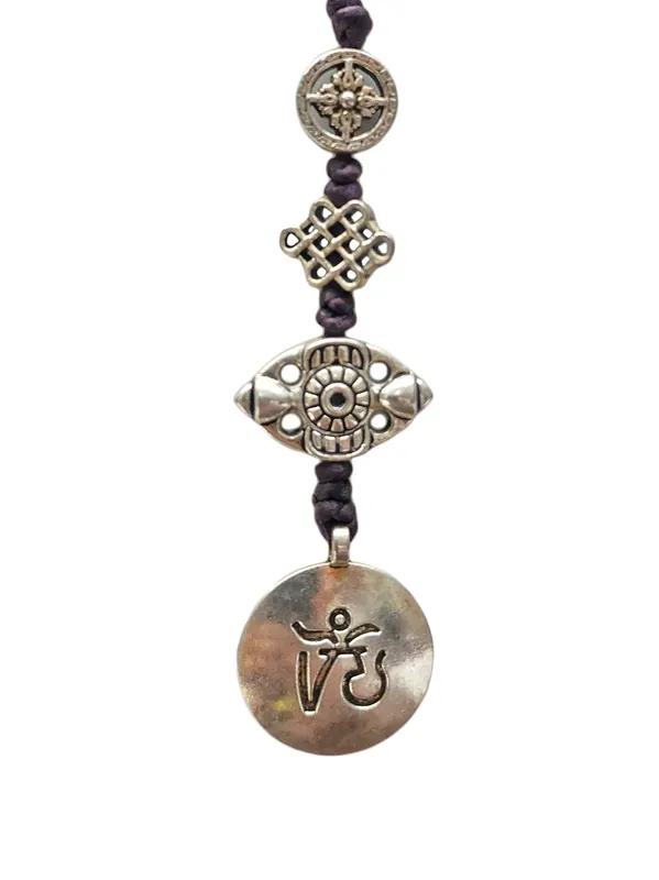 Amulette rituelle bouddhique en métal représentant un mandala