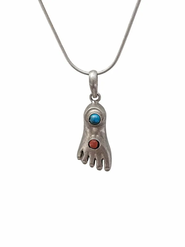 Pendentif en argent représentant la conception des pieds du Bouddha