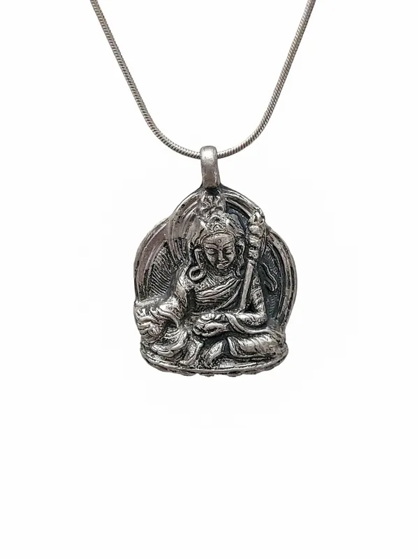 Pendentif en argent de Padmasambhava avec chaîne