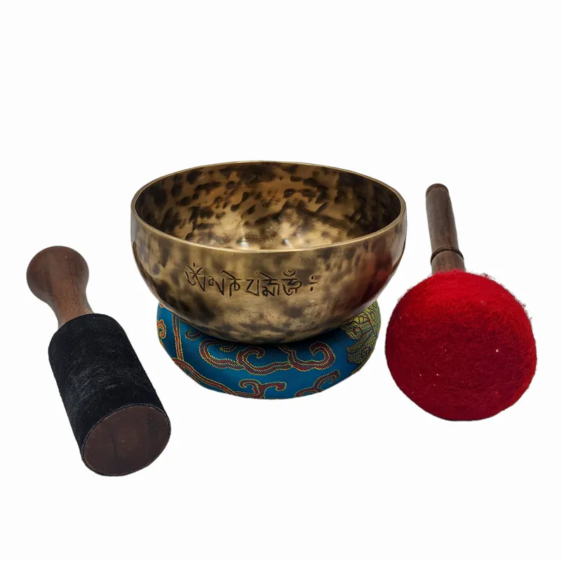 Sept bols en bronze pleins de lune pour la méditation