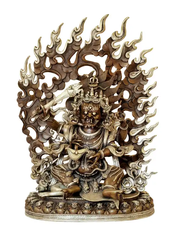 Statue de Mahakala à quatre bras en cuivre avec finition d’oxydation argentée et chocolat