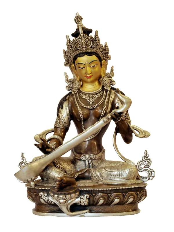 Statue de Saraswati en cuivre avec finition oxydée en argent