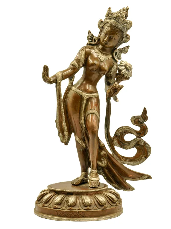 Statue bouddhiste de Tara Verte debout avec finition oxydée chocolat