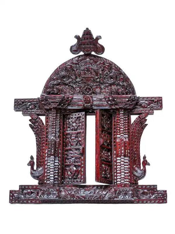 Porte en bois Newari avec des symboles Ashtamangala