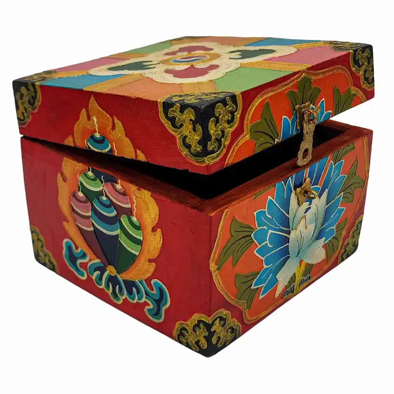 Boîte rituelle en bois avec motif floral rouge
