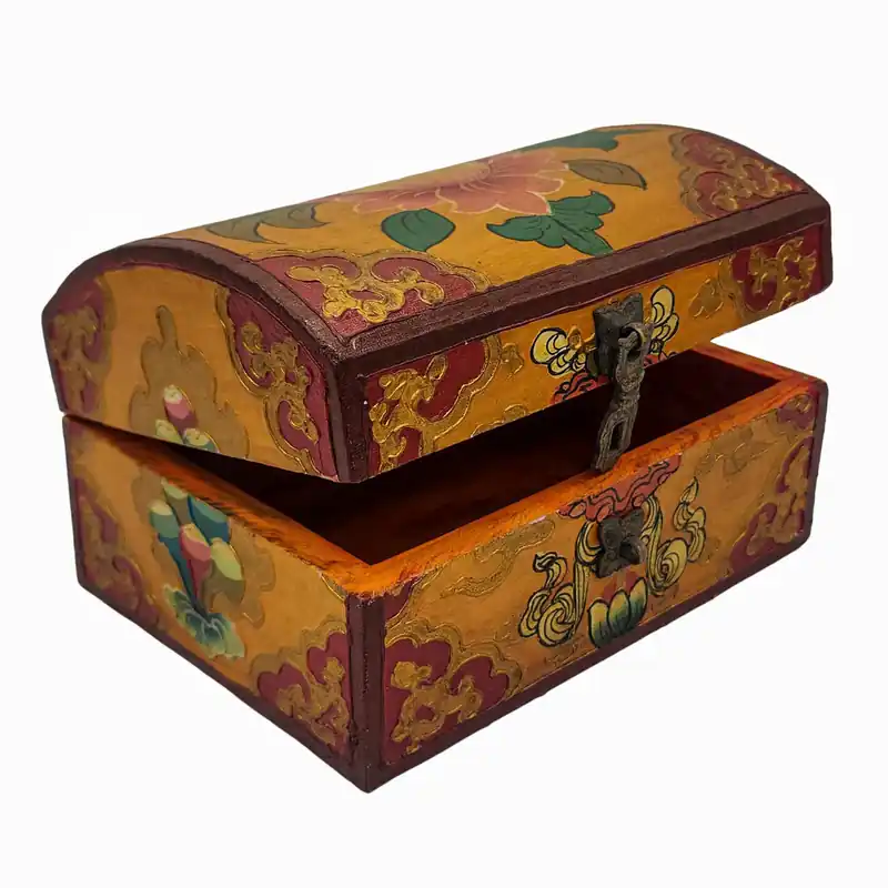 Coffre tibétain décoré d’un motif floral brun doré