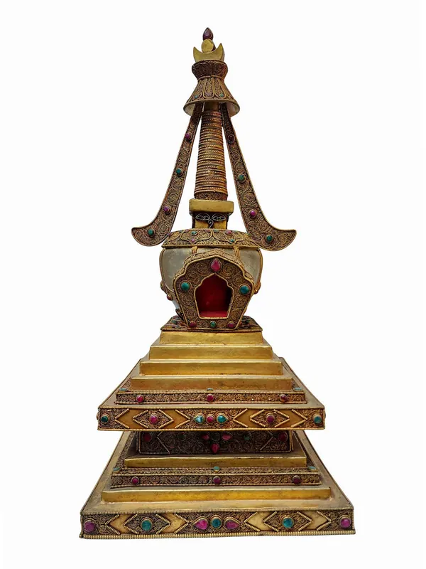 Stūpa bouddhique avec disposition en pierre et plaquage en or