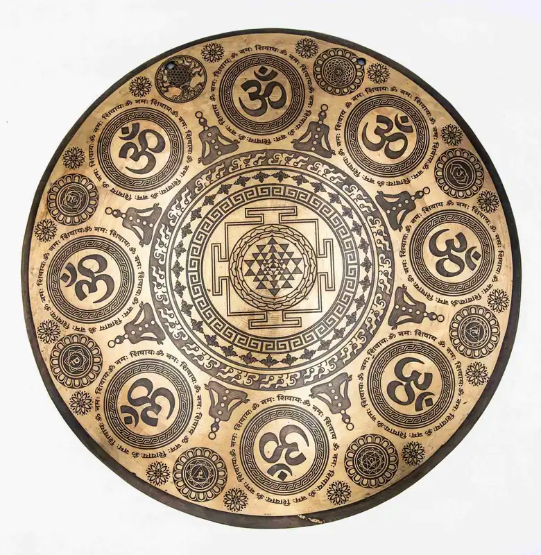 Gong gravé du Sri Yantra