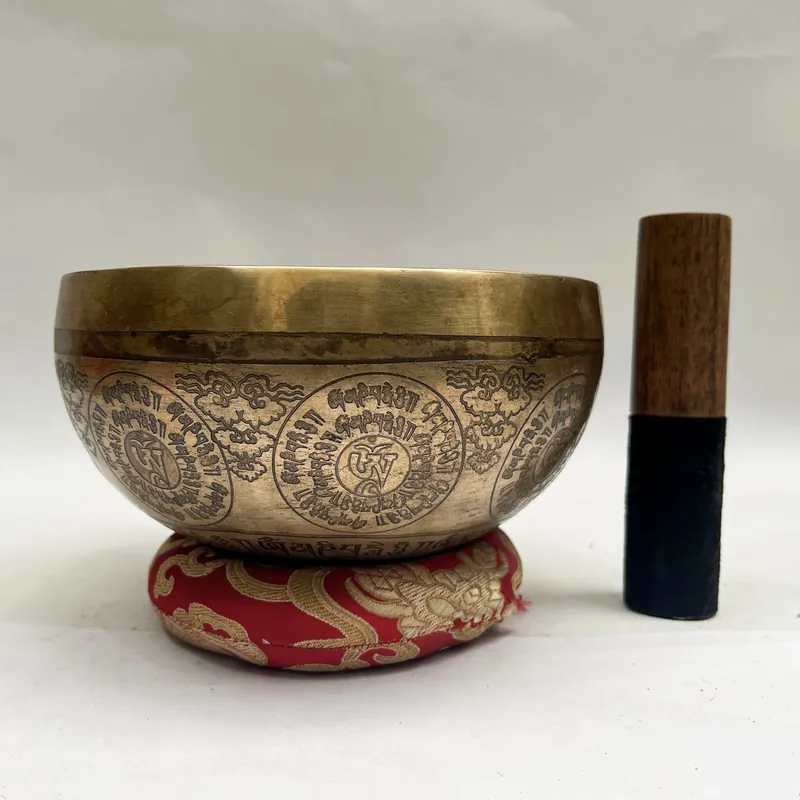 Bol chantant sculpté avec mandala du mantra Om