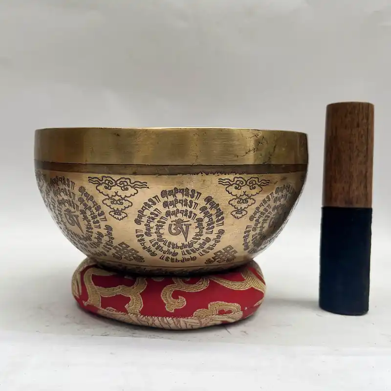 Un bol chantant en bois sculpté avec le mantra Om