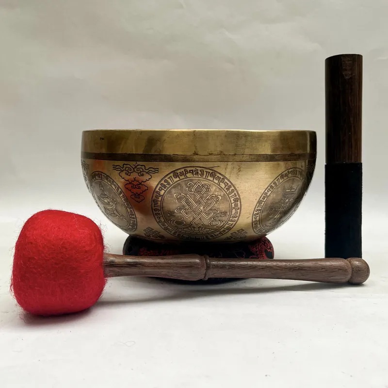 Un bol sculpté avec un symbole auspicieux