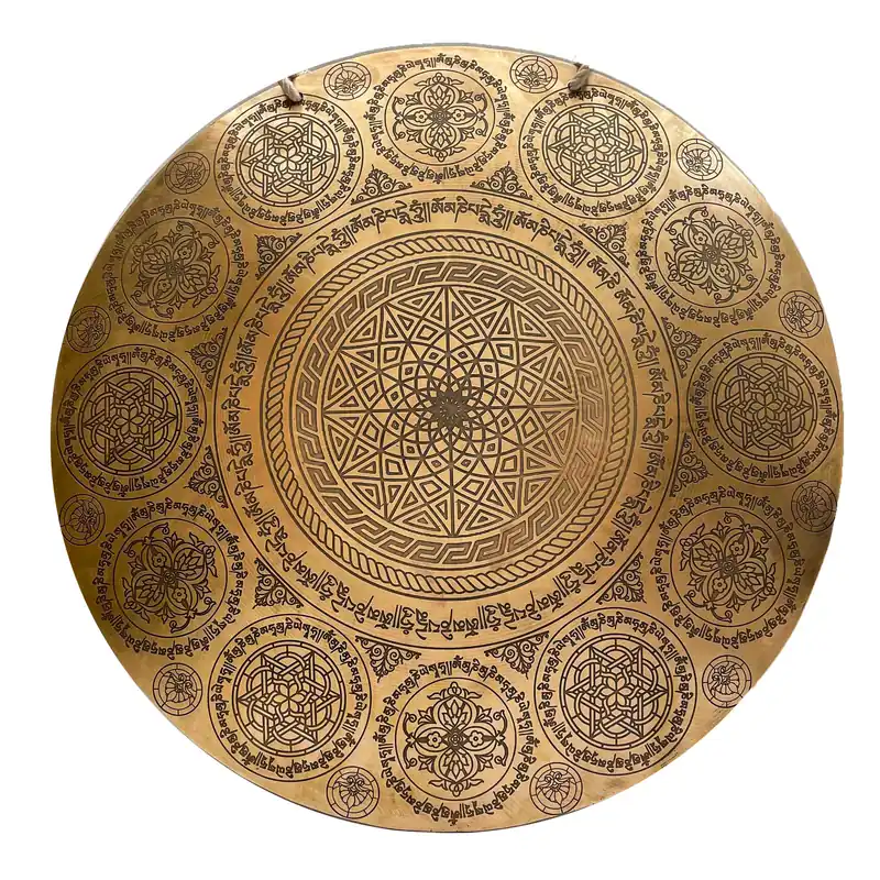 Symboles auspices et gong en bois sculpté de mandala