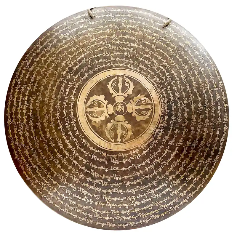 Le gong tibétain avec dorje et mantra