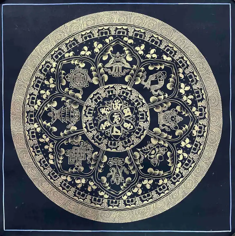 Le mandala de mantra avec des symboles auspicieux