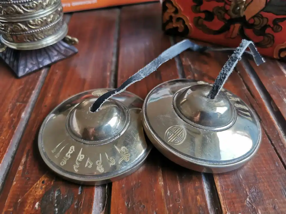 Om mani padme hum tingsha