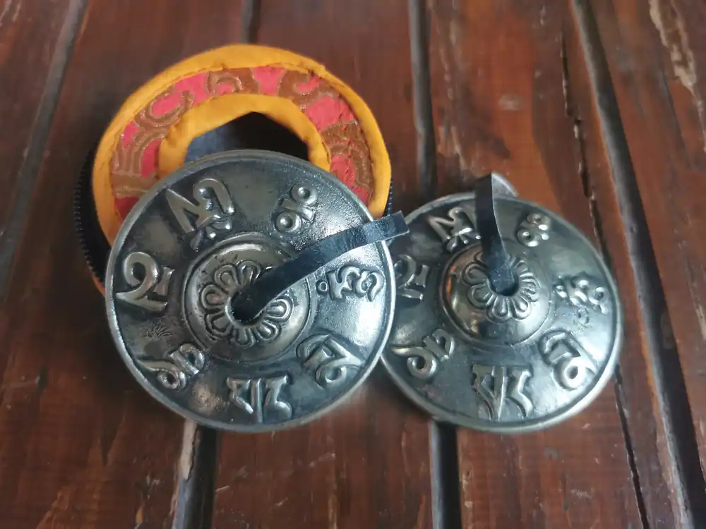 Mantra tibétain gravé sur des tingsha