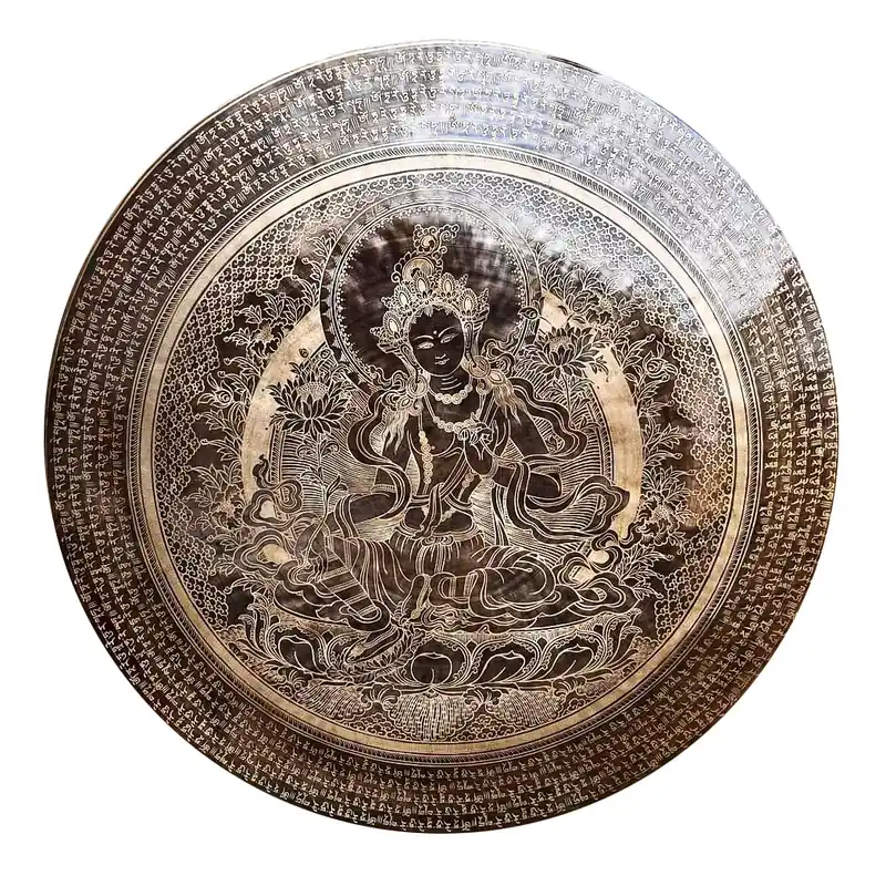 Le gong sculpté de la déesse Tara verte
