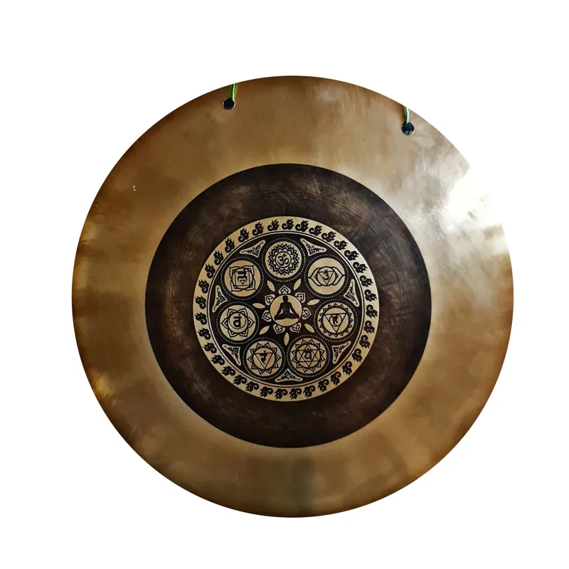 Le gong en forme d’homme yogi sculpté
