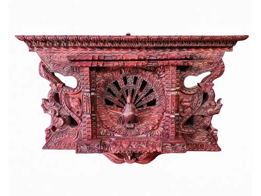 La fenêtre en bois de paon