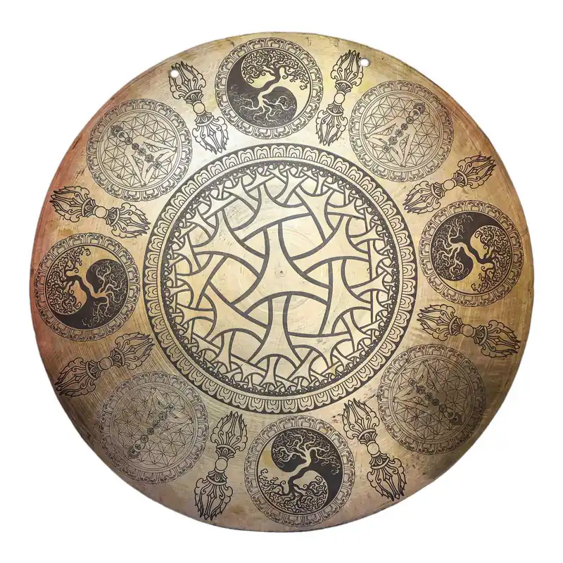 Dorje et le yogi sculpté sur un gong