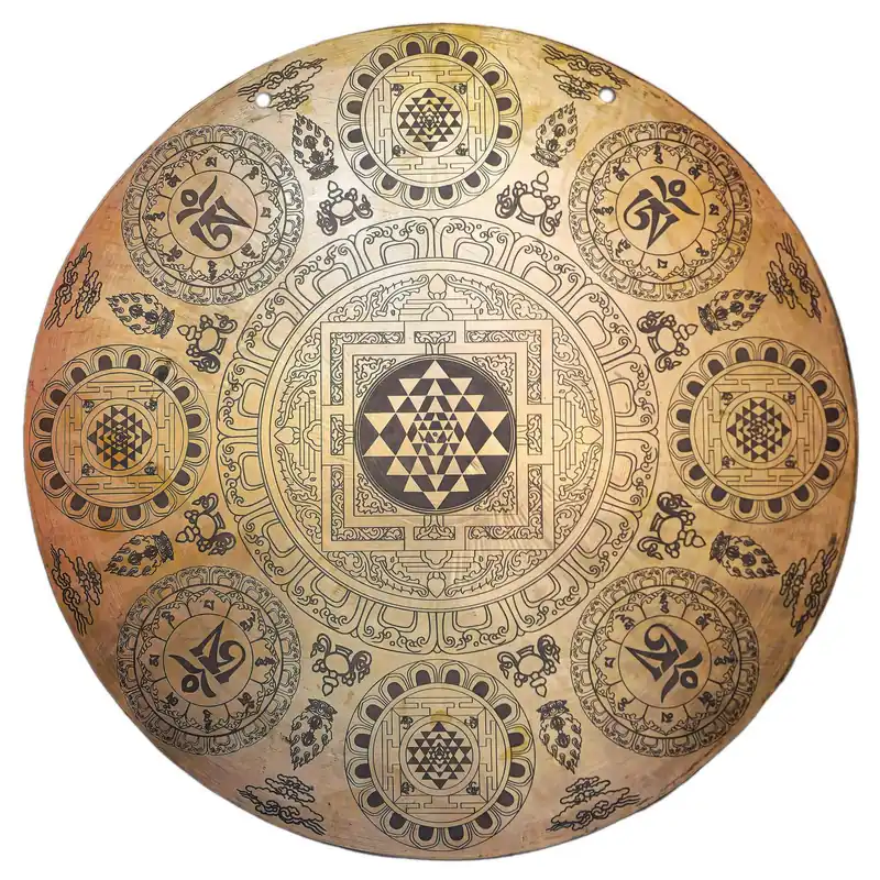 Yantra est un gong sculpté.