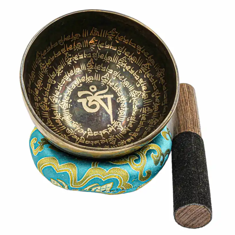 Un bol jambati sculpté avec le mantra Om