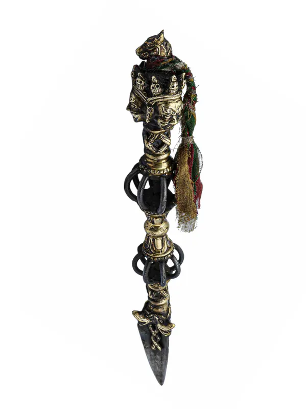 Mahakala phurba avec un design de tête de cheval