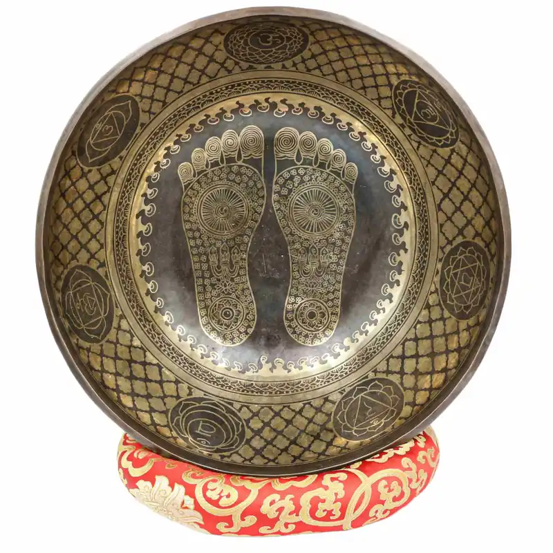 Bol Jambati bouddhiste sculpté avec des pieds de Bouddha