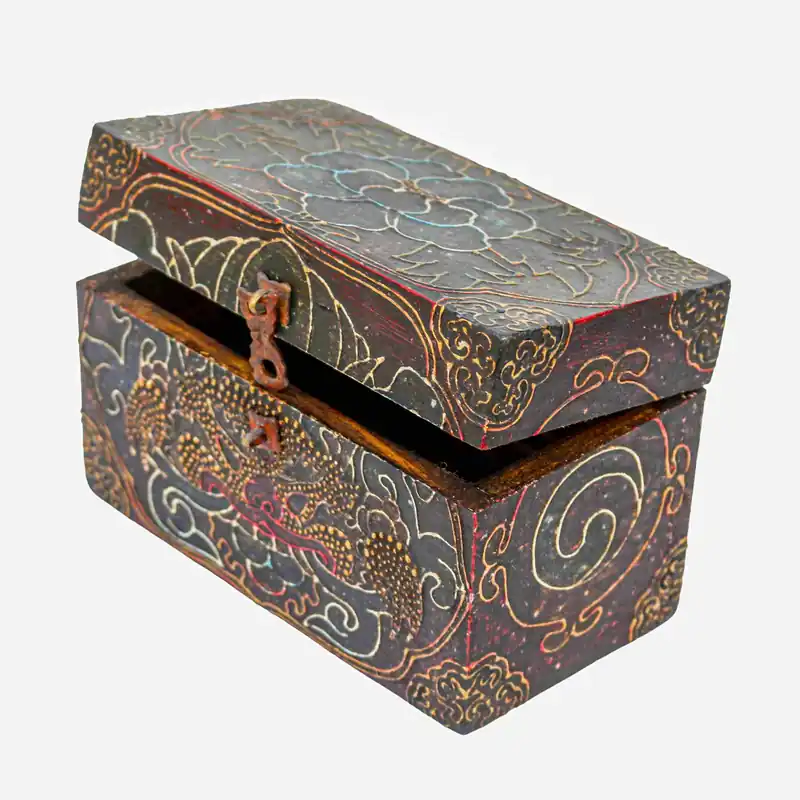 Boîte rituelle avec motif floral