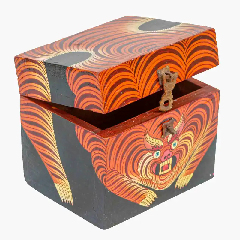 Boîte rituelle en bois avec motif de tigre