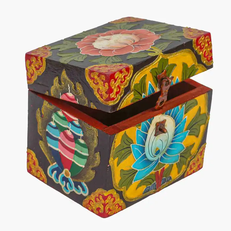 Boîte traditionnelle en bois avec fleur