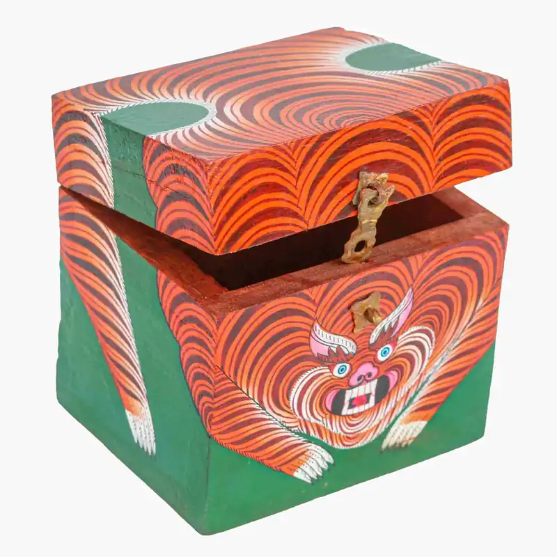 Boîte en bois traditionnelle avec un tigre