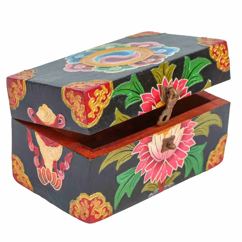 Boîte rituelle en bois avec fleur