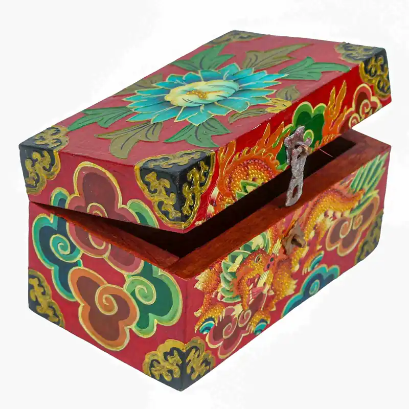 Boîte rituelle en bois avec dragon
