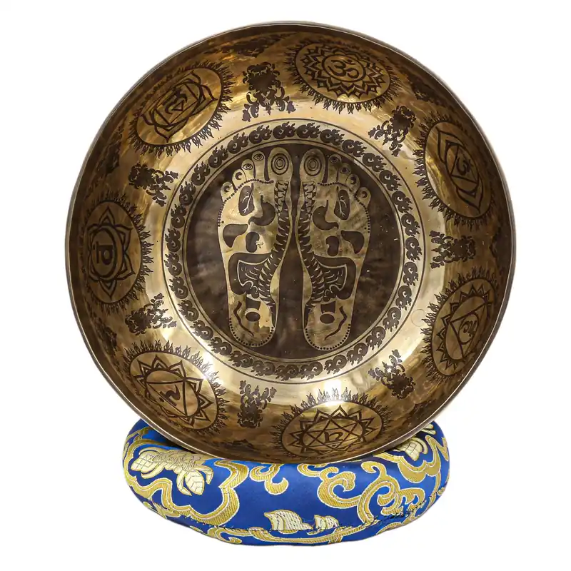 Bol jambati tibétain sculpté avec des pieds de Bouddha