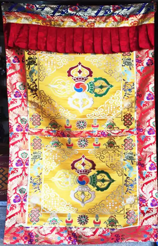 Rideau jaune avec double dorje