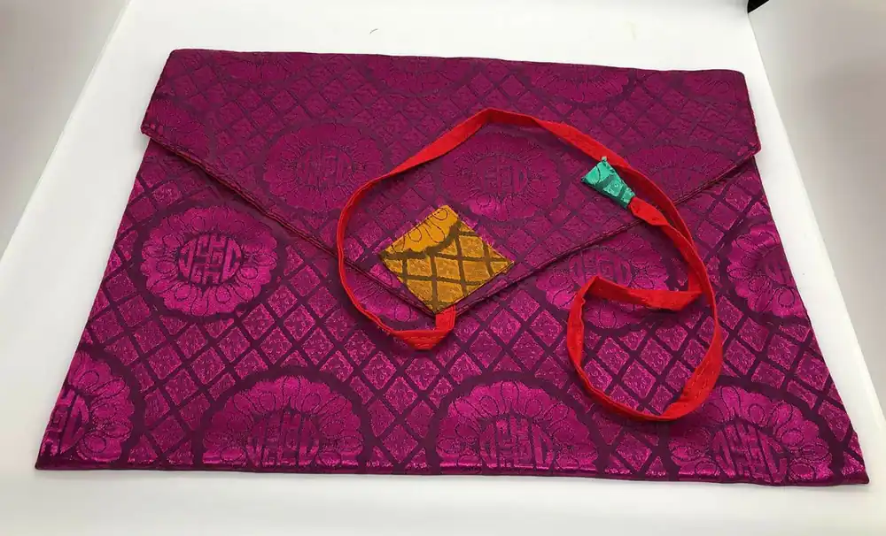 Couverture en brocart de soie pour les pechas