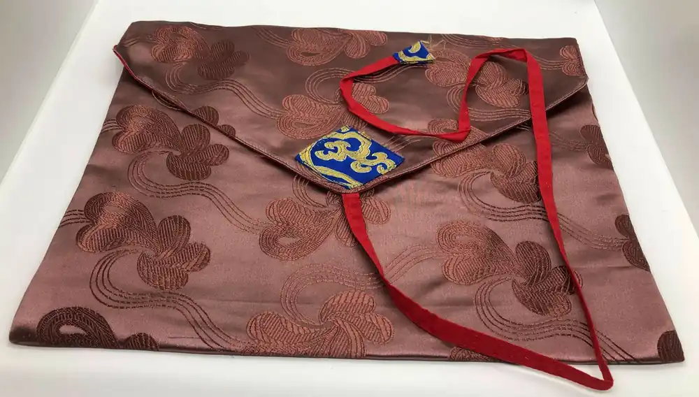 Couverture en soie ornée d’un motif floral