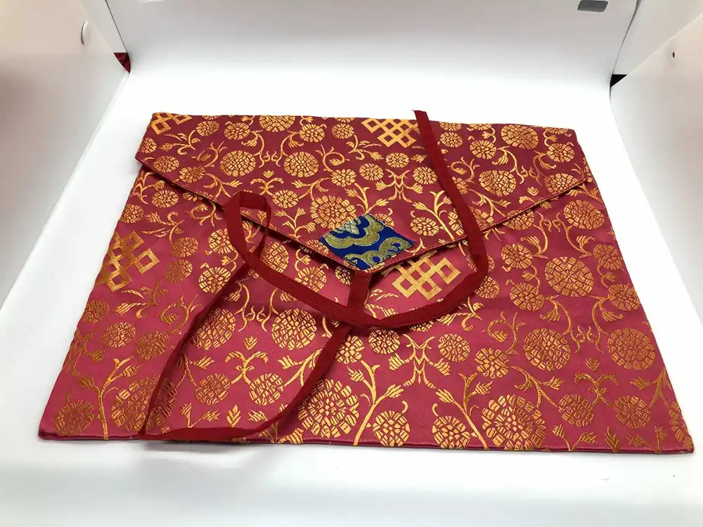 Textile en soie avec un motif de nœud sans fin