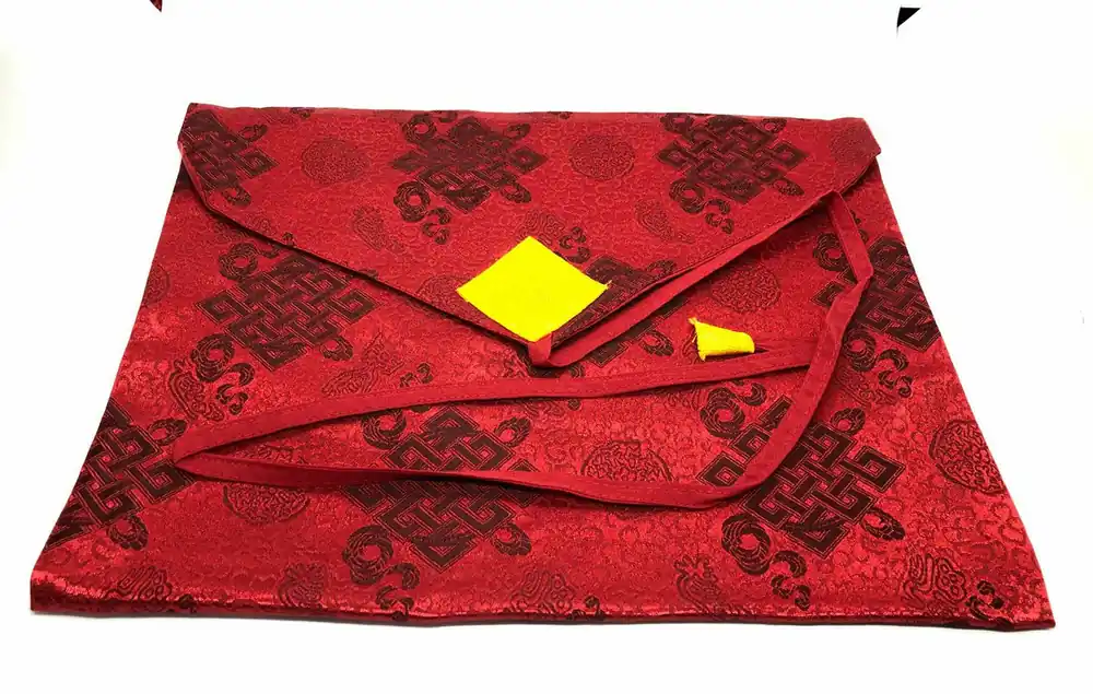Couverture de pecha en brocart de soie rouge