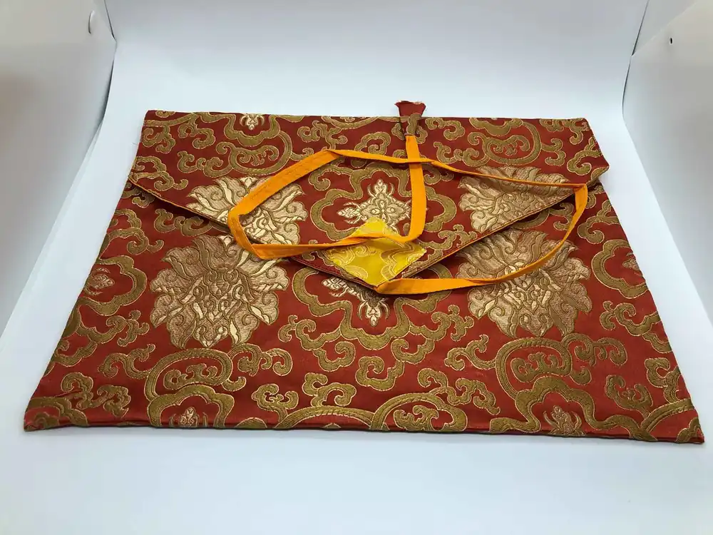 Couverture de dharma pecha en brocart de soie rouge