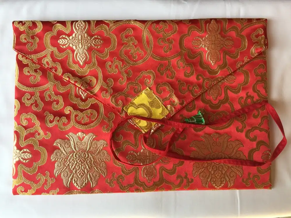 Couverture de dharma pecha en brocart de soie rouge