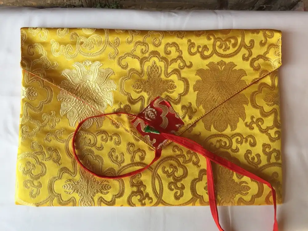 Couverture de dharma pecha en brocart de soie jaune