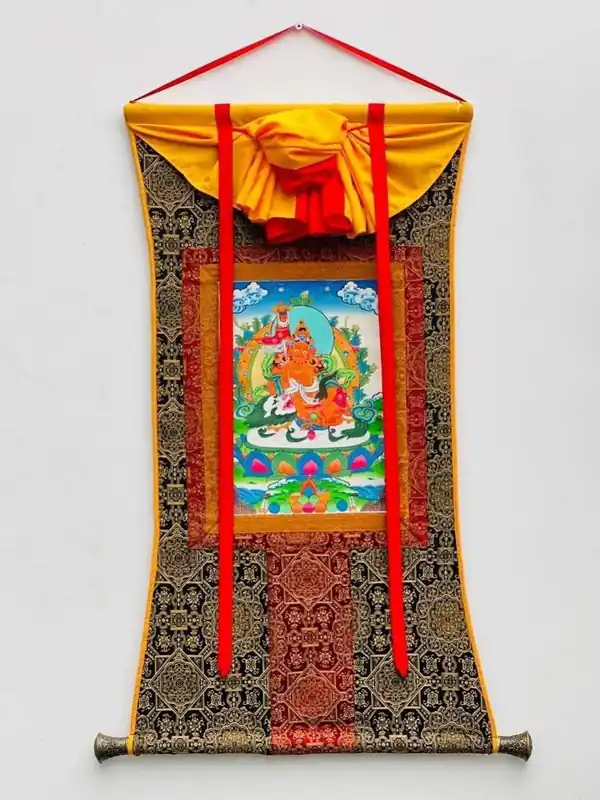 Peinture de Jambhala jaune encadrée de soie