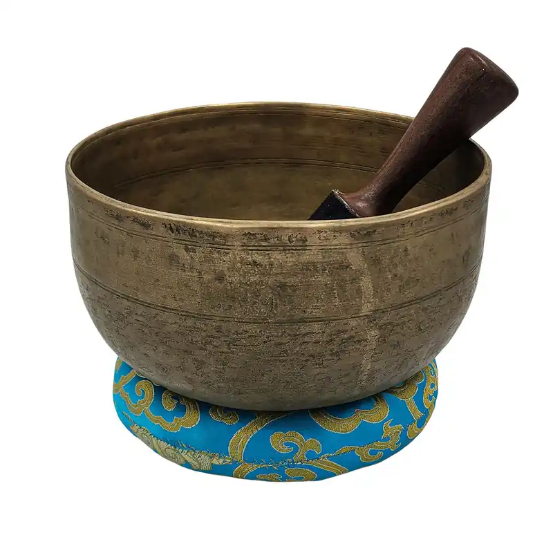 Bol lingam en métal battu à la main, utilisé dans le bouddhisme.